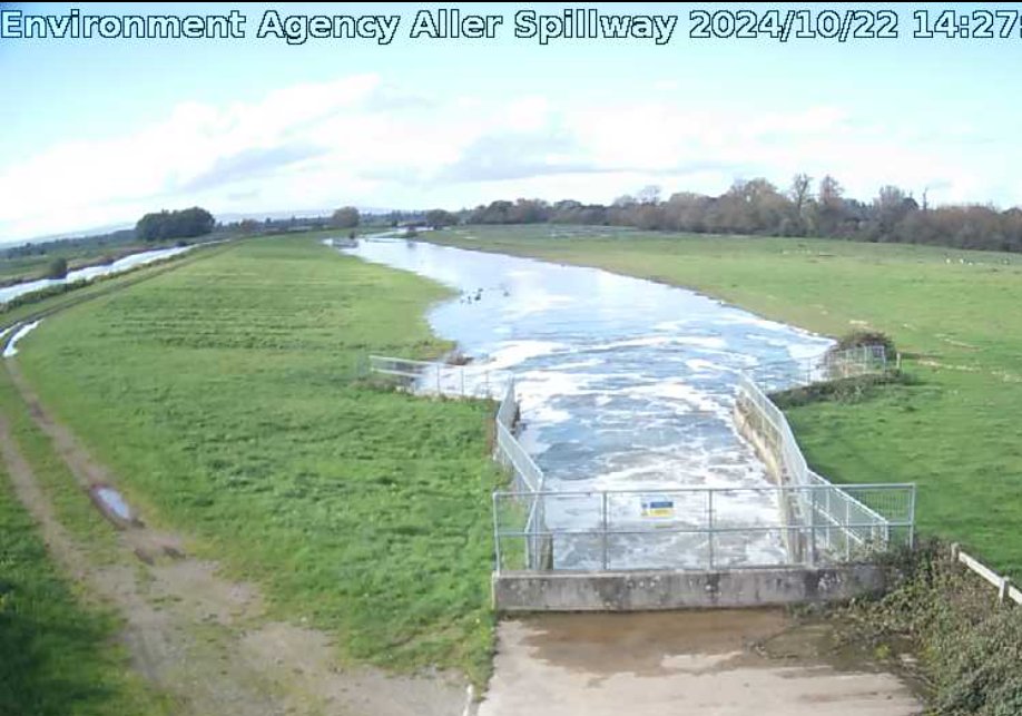 AdrianGovierEA's tweet photo. Monksleaze was opened further this morning diverting excess flows out of the Parrett, this enabled pumping to commence at all Langport pumping stations. Currymoor continues to pump lowering water levels in Currymoor water storage area including New Road. @EnvAgencySW https://t.co/n0jlOGEDL9
