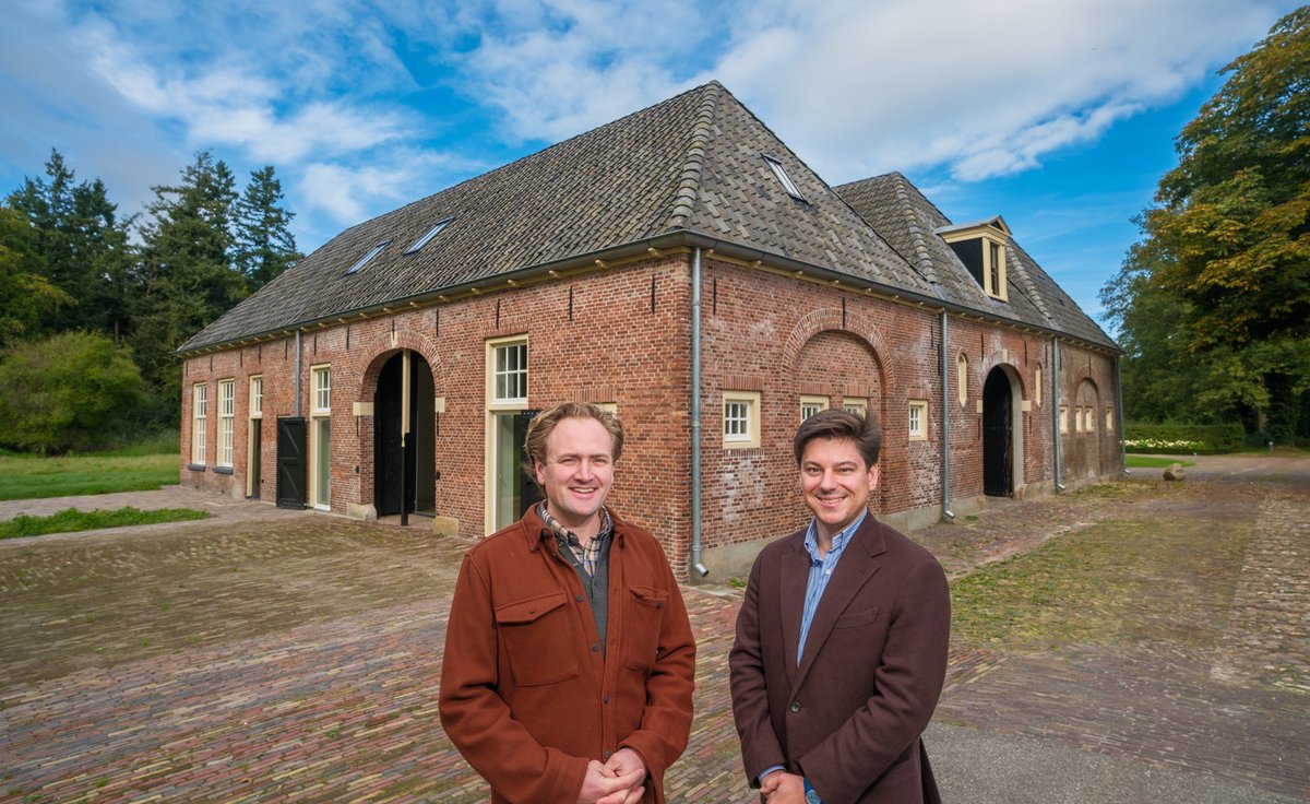 Bouwhuis in ere hersteld: luxe wonen in Twents coulisselandschap tubantia.nl/hof-van-twente… Vanuit de woonkamer kijk je uit over weides waar hazen spelen en bij het ochtendgloren reeën vertoeven.