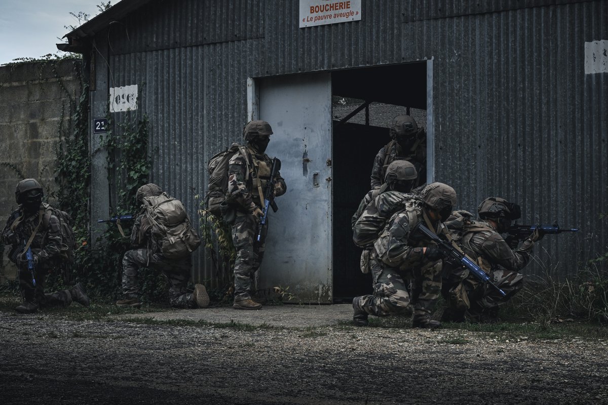 1er_RIMa's tweet image. Pour être #ALaHauteur, la vie des marsouins du #1RIMA s'organise autour d'entrainements intensifs au combat. Lors d'un rallye patrouille, les militaires se sont infiltrés sur 40 kms et ont travaillé différents aspects du combat. Et toi, #peuxtulefaire ?