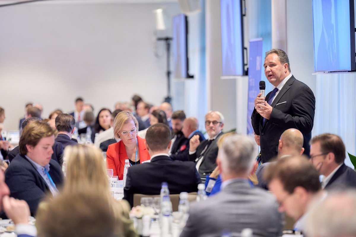the_IRU's tweet photo. 🇪🇺 🚛 #Roadtransport leaders &amp; #MEPs came together to discuss the future of the sector at our #IRUManifesto Dinner Debate.

🗣️ 32 speakers shared insights on tackling #drivershortages, #decarbonisation and #digitalisation.

Read more➡️ https://t.co/ZPWZn2dcso https://t.co/3Aw0kVHrGG