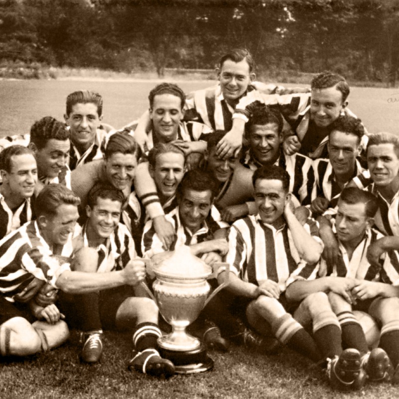 slaviaofficial's tweet photo. 🔴⚪️ @AthleticClub 

Světový unikát, odkaz cti a hrdosti, symbol baskické tradice. Těžko byste hledali klub podobně spjatý s regionem, který z vlastních zdrojů po více než století drží rozevlátou standartu na špici. A to i se slávistickou stopou... 🤫

 Představení soupeře 👇