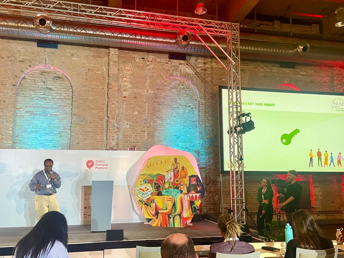 Barnabas J. Muhoma from @FCTZim, a partner of <a href="/Welthungerhilfe/">Welthungerhilfe (WHH)</a>, is sharing on the #GlobalDP main stage how the People First Impact Method (P-FIM) is changing the way we're interacting with and including communities in the planning of #AnticipatoryAction 🇿🇼