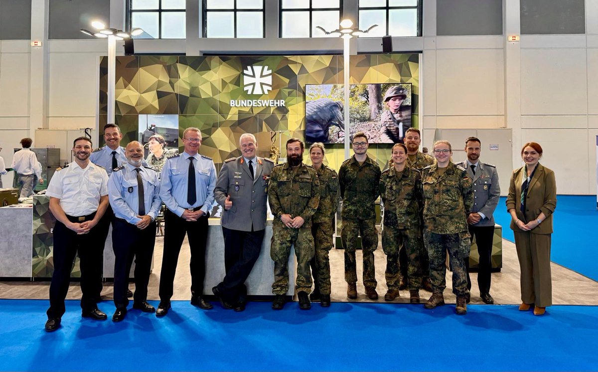 SanDstBw's tweet photo. Deutscher Kongress für Orthopädie & Unfallchirurgie #DKOU in Berlin:
@InspekteurSan & Fachleute aus dem #Sanitätsdienst diskutieren mit Expert|innen aus dem #Gesundheitswesen über Forschung, Reformen & Nachwuchs. Im Fokus: die Zukunftsfähigkeit der medizinischen Versorgung in 🇩🇪 https://t.co/saKLglPqKw