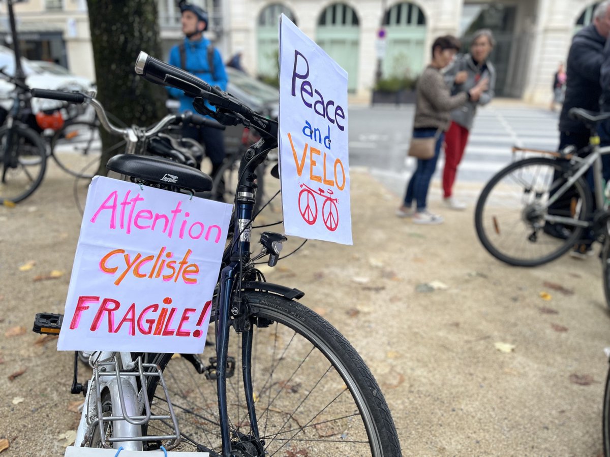 FUB (@fub_fr) on Twitter photo 🚨Stop aux violences motorisées !🚨
Le 15 octobre, Paul Varry a été tué par un conducteur de SUV à Paris.
📢 Pour que ces drames cessent, partagez votre expérience et signez la pétition !
#StopViolencesMotorisees #VisionZero
🔗 stopviolencesmotorisees.org
Crédit photo : <a href="/pauavelo/">Pau à vélo 🚲</a> 🚨Stop aux violences motorisées !🚨
Le 15 octobre, Paul Varry a été tué par un conducteur de SUV à Paris.
📢 Pour que ces drames cessent, partagez votre expérience et signez la pétition !
#StopViolencesMotorisees #VisionZero
🔗 stopviolencesmotorisees.org
Crédit photo : <a href="/pauavelo/">Pau à vélo 🚲</a>