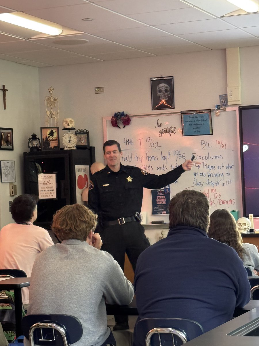 edutech_misko's tweet photo. Thank you to Deputy Chief Dooley of @BensenvilleIL for sharing your expertise with our @SaintViatorHS Forensics students! #realworldexamples #GoLions https://t.co/CDk3LEVC2Y