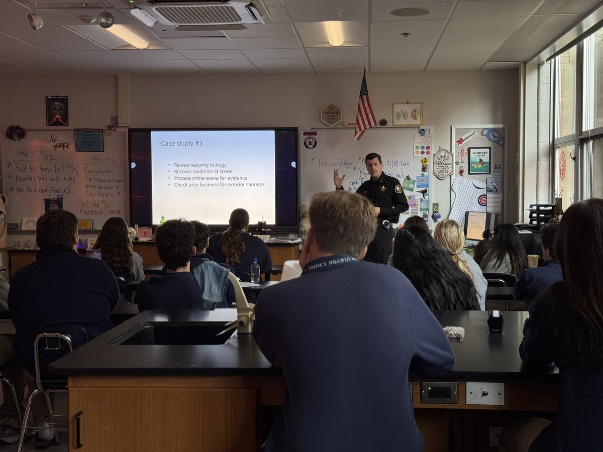 edutech_misko's tweet photo. Thank you to Deputy Chief Dooley of @BensenvilleIL for sharing your expertise with our @SaintViatorHS Forensics students! #realworldexamples #GoLions https://t.co/CDk3LEVC2Y