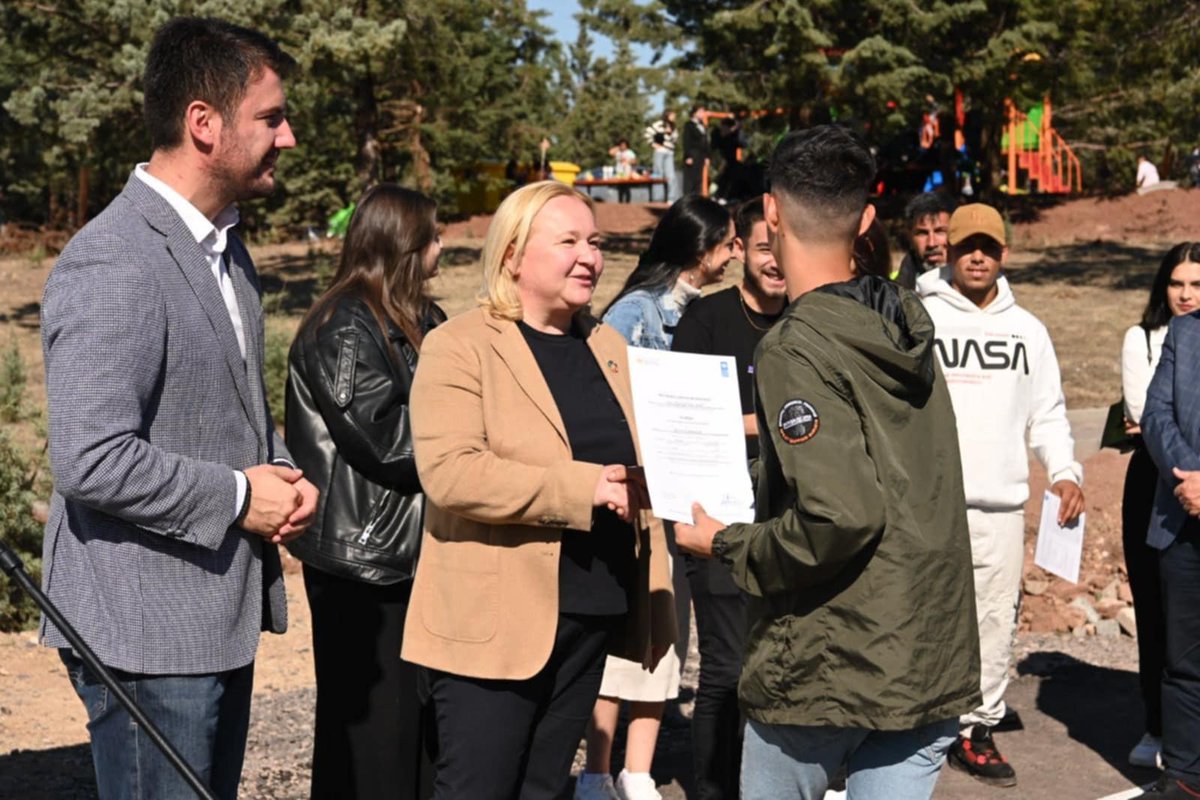 Supported by #EU, in partnership with Municipality of #Stip, Roma returnees received certification for completion of primary education. Creating #Edu &amp; #socialcohesion opportunities are vital for effective #RomaInclsuon &amp; ensuring that #BackHomeIsBetter.