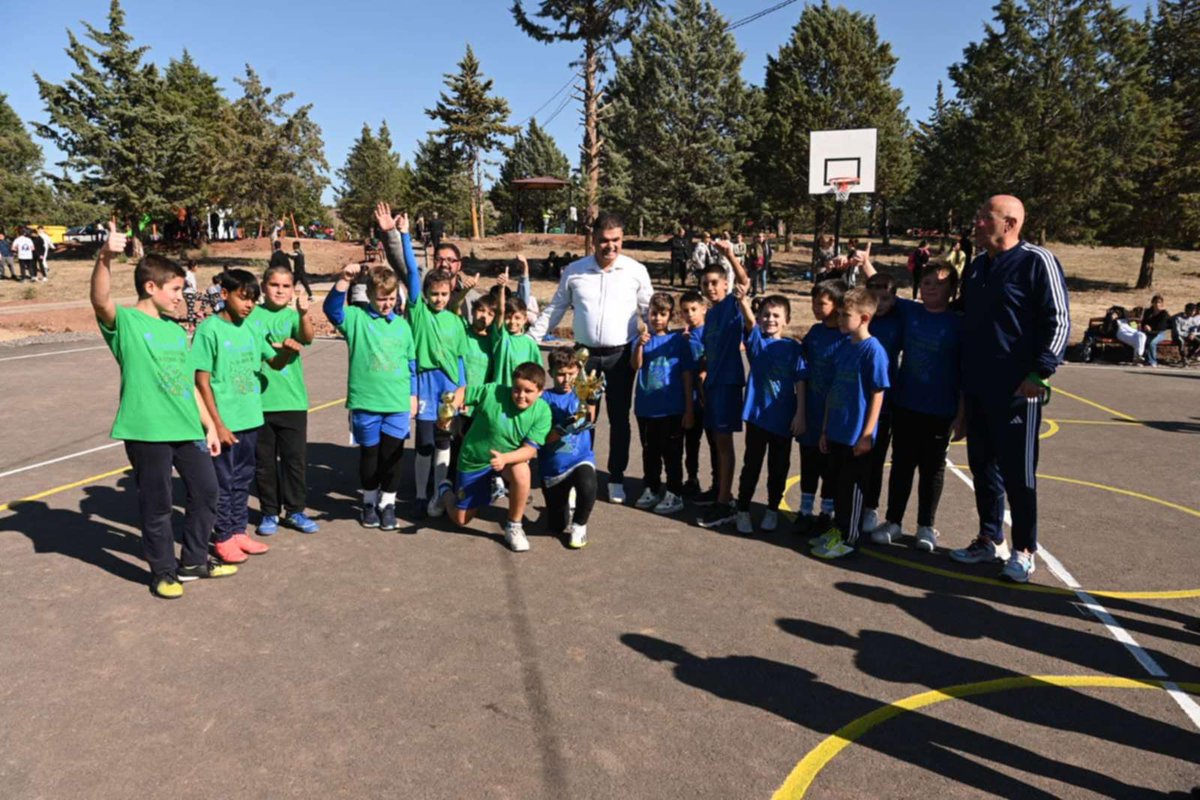 UNDPMK's tweet photo. Supported by #EU, in partnership with Municipality of #Stip, Roma returnees received certification for completion of primary education. Creating #Edu & #socialcohesion opportunities are vital for effective #RomaInclsuon & ensuring that #BackHomeIsBetter. https://t.co/ghbjm0xsF4