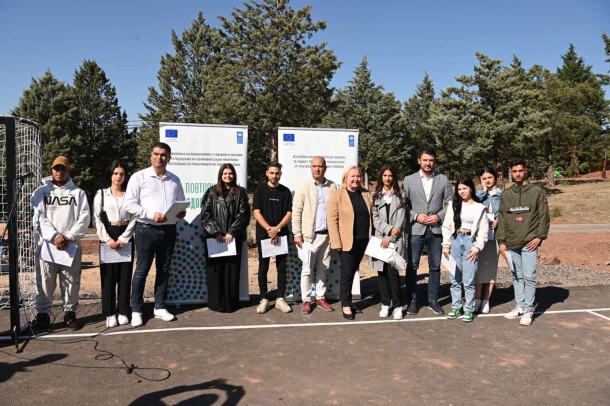 UNDPMK's tweet photo. Supported by #EU, in partnership with Municipality of #Stip, Roma returnees received certification for completion of primary education. Creating #Edu & #socialcohesion opportunities are vital for effective #RomaInclsuon & ensuring that #BackHomeIsBetter. https://t.co/ghbjm0xsF4