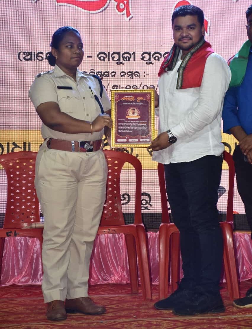 MorSamiya99041's tweet photo. #ସମ୍ମାନିତ_ହେଲେ_ମୋର୍_ସମିୟା_ର_ପ୍ରତିଷ୍ଠାତା_ଶ୍ରୀ_ନିବେଶ_ପାଣିଗ୍ରାହି 
ମୁରିବାହାଲ୍ ବ୍ଲକ୍ ଲେବଡା ଗ୍ରାମପଞ୍ଚାୟତ ର ଜାନିପଡ଼ା ଗାଁ ର ବାପୁଜୀ ଯୁବକ ସଂଘ ତରଫ ରୁ ନବମତମ ସାର୍ବଜନୀନ ଗଜଲକ୍ଷ୍ମୀ ପୂଜାରେ ମୋର୍ ସମିୟା ର ପ୍ରତିଷ୍ଠାତା ଶ୍ରୀ ନିବେଶ ପାଣିଗ୍ରାହି ଙ୍କୁ ସମ୍ମାନିତ କଲେ @CMO_Odisha @spbalangir @CollectorBgr https://t.co/UierzWwsfv