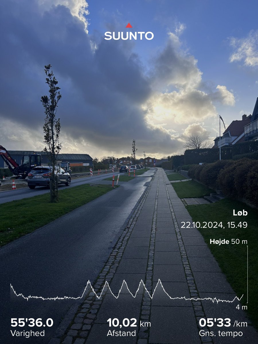 Skøn tur i shorts og t-shirt i dag. Stod blandt andet på 5x400m bakkeintervaller i pace 4:30-4:35.. 😊 #twrundk