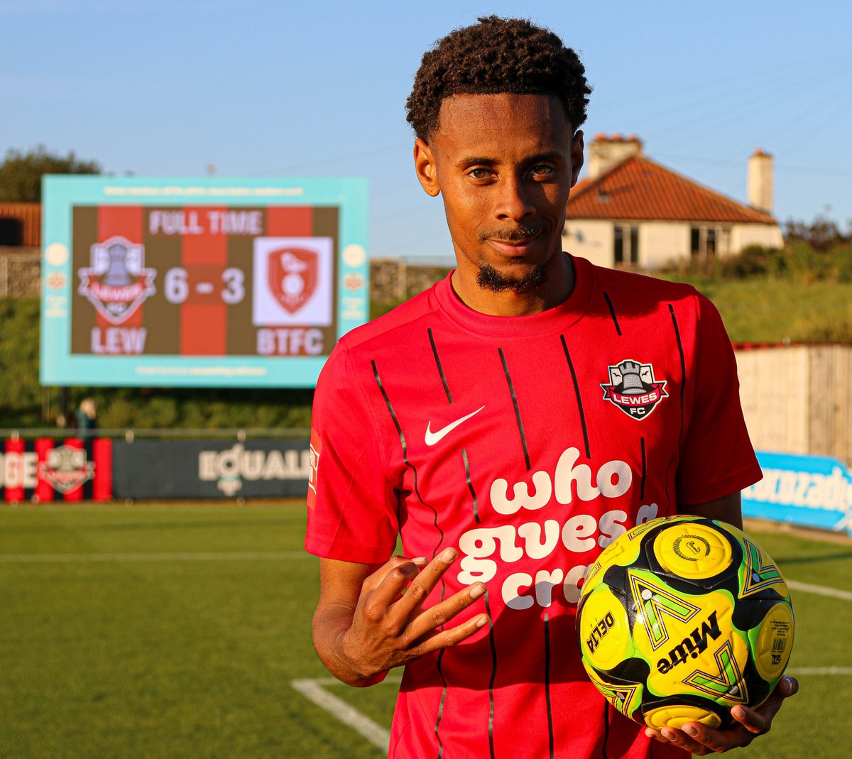 It was a Shae Hutchinson show the last time around in the FA Trophy! 🔥

Another FA trophy showcase this Saturday?

Be there and find out. 👊

buytickets.at/lewesfootballc…

#COYR🔴⚫