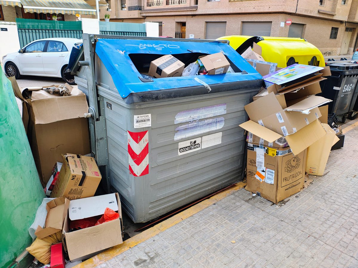 miss_critics's tweet photo. ¡Hola @dariomlerga!
Los vecinos del Pasaje Vicente Moliner estamos sufriendo la vuelta al cole y los bares/comercios... He abierto varias incidencias pero nada. ¿Se podría incrementar el número de contenedores de cartón y que la recogida sea diaria? Esto es un horror. Gracias 🙏 https://t.co/Oou7SzSvJf