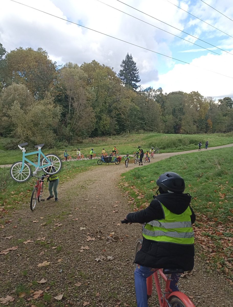 provelo_idf's tweet image. &amp;lt;&amp;lt;Ce que j&apos;ai aimé : la nature, aller vite, rouler vite.

Ce que j&apos;ai pas aimé : quand on a dû s&apos;arrêter, quand on se moquait quand je suis tombé, rouler dans la terre.

Ce qui est difficile : les descentes, les montées, le 8.

Ce qui est facile : quand c&apos;est plat, tout.&amp;gt;&amp;gt;