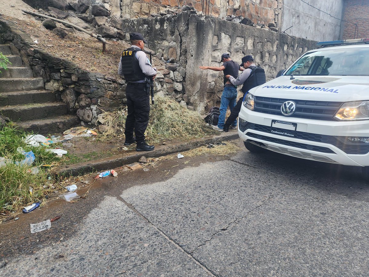 DNSTUHonduras's tweet photo. Seguridad Total 

DSTU presente en diferentes puntos de la ciudad capital, cuidando de tu seguridad. https://t.co/wfDyOBSb6g