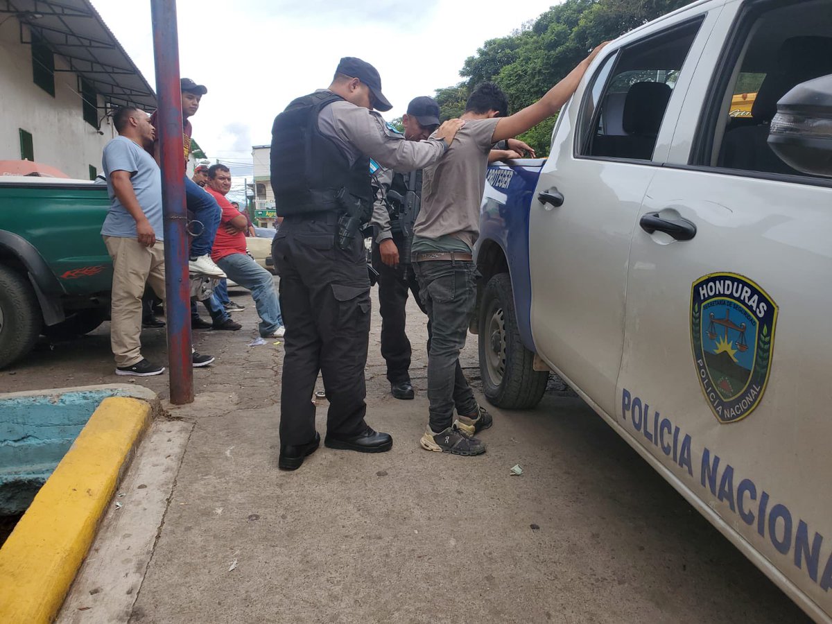 DNSTUHonduras's tweet photo. Seguridad Total 

DSTU presente en diferentes puntos de la ciudad capital, cuidando de tu seguridad. https://t.co/wfDyOBSb6g