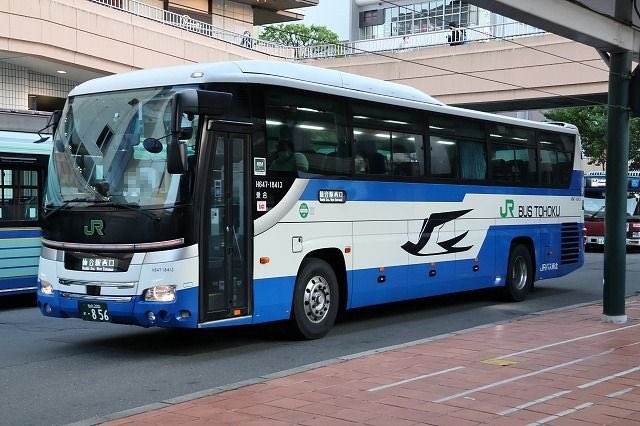 今日のJRバス。東北JRの折戸セレガ 社番H647-18413 停留所でドアが外に