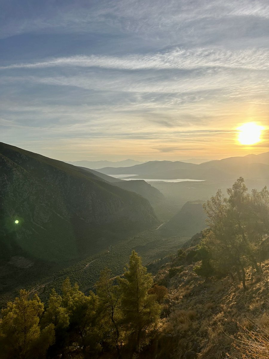KerryLPhelan's tweet image. One of our schools, currently on their way to Delphi, just sent me this rather fabulous picture of the setting sun from their coach window!
#HelleneSchoolTravel #SchoolTour #SchoolTrip #Delphi #AncientGreece #ClassicalCivilization #ClassicalStudies
@Sarah404BC @MumblerJamie