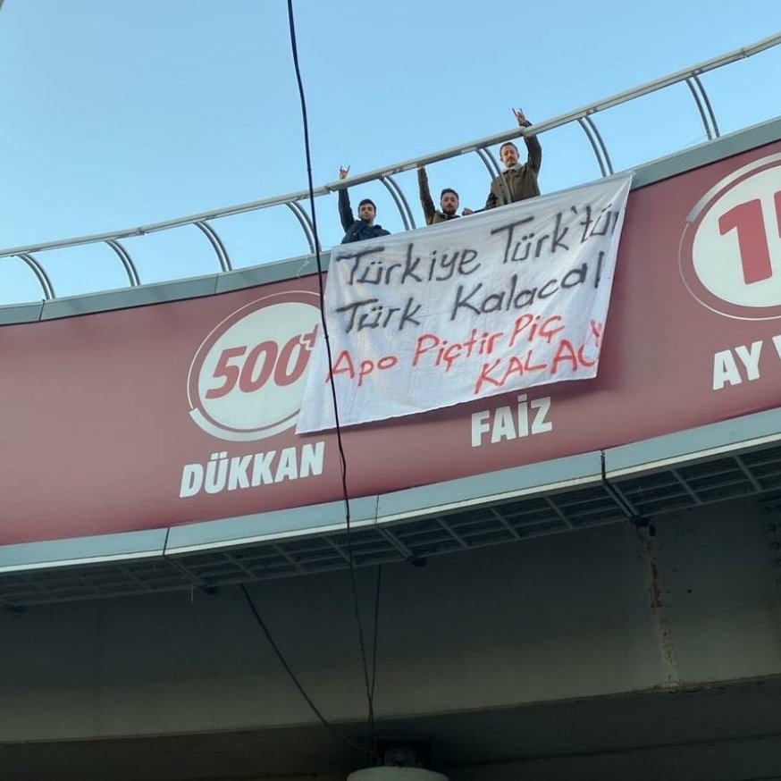 Ankara'da bir grup, Sıhhiye köprüsüne pankart astı.

"Türkiye Türk'tür, Türk kalacak!
Apo p*çtir, p*ç kalacak!"