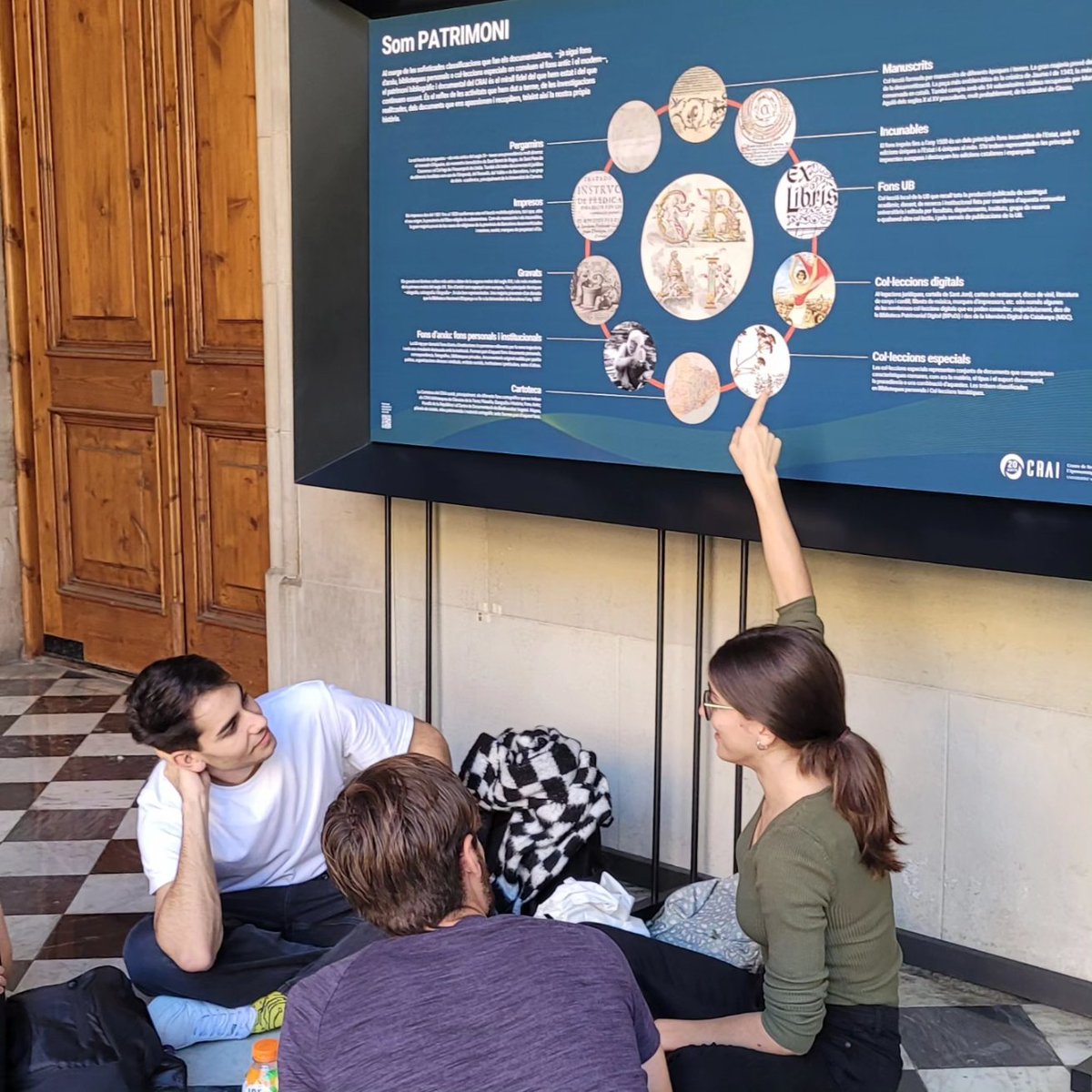 bibrepublica's tweet photo. 🎂 El @crai_ub celebra vint anys amb una exposició que s'acaba d'inaugurar 👏

📍 Edifici Històric, claustre de Lletres (1r pis)
📅 Fins al 25 de novembre

📝 Llegiu la crònica de l’acte 👉 https://t.co/2fscuPVCO7…

#CRAI20Anys🎉 #craiunibarcelona #craiub #equipCRAIUB https://t.co/Ewlvv0Ukwk