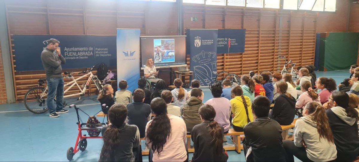 💙 Un martes inolvidable. 

🔎 Ángela Domínguez y Raúl Vallinot protagonizan una mañana #Idemticos y #EnBici en dos centros educativos de <a href="/AytoFuenlabrada/">Ayuntamiento de Fuenlabrada</a> .

📰 fundacionalbertocontador.org/angela-domingu…

🙏 Gracias, <a href="/DeportesFuenla/">Deportes Fuenlabrada</a>. 

#CiclismoParaTodos