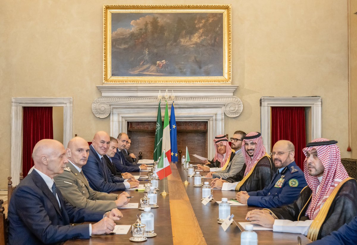 استعرضت خلال لقائي مع معالي وزير الدفاع الإيطالي جويدو كروسيتو العلاقات السعودية الإيطالية، وبحثنا آفاق التعاون الثنائي في المجال الدفاعي وسبل تعزيزه وفرص تطويره؛ بما يحقق تطلعات قيادتي بلدينا الصديقين، وناقشنا آخر التطورات في المنطقة والعالم، والموضوعات ذات الاهتمام المشترك.