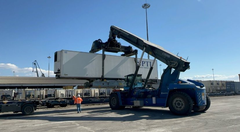 iro_d's tweet photo. The future of transport is #Green, #Efficient and #Digital... the way ahead is #intermodal!

Live demo of how the #R2L by #VTG, enables non-craneable semitrailers to be used for combined transport. 

An innovative step toward #sustainable freight transport! https://t.co/D3W6Lu82nT