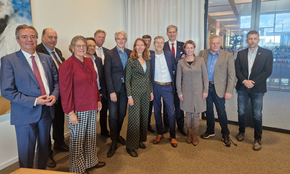 De colleges van <a href="/Lansingerland/">Gem. Lansingerland</a> en de provincie Zuid-Holland bereikten vandaag een akkoord over wonen, werken en wind. Lees meer👉 bit.ly/4hcDDDp