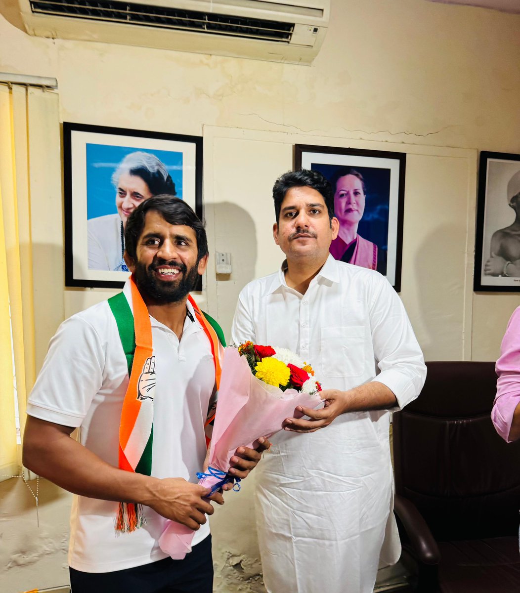 MukeshBhakar_'s tweet photo. आज दिल्ली स्थित कांग्रेस मुख्यालय पर श्री बजरंग पूनियाँ जी के किसान कांग्रेस के कार्यकारी अध्यक्ष के तौर पर पदभार ग्रहण में पहुँच कर उन्हें शुभकामनाएँ प्रेषित की। 
@BajrangPunia https://t.co/1OJhIRHSTw