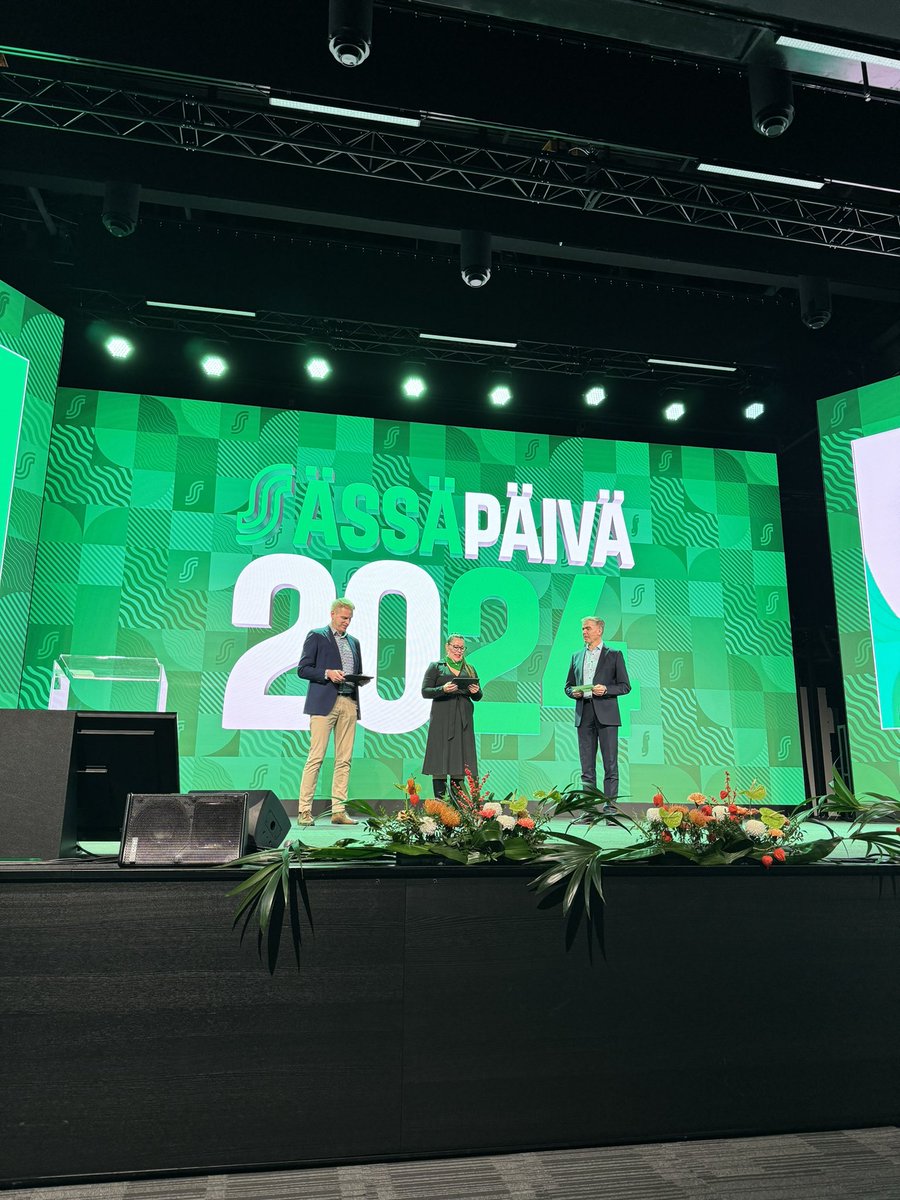 Ässäläisten vuoden tärkein päivä Ässäpäivä. 💚Satoja tavarantoimittajakumppaneita koolla. <a href="/nikoclarence/">Niko Pesonen</a> ja <a href="/VanhaahoRiikka/">Riikka Vanha-aho</a> markkinankasvatusaikeissa.📈 <a href="/HolePaivi/">Päivi Hole</a> ja <a href="/VilleVahla/">Ville Vahla</a> vetivät juonnot ammattilaisen elkein. 🫶#ässäpäivä