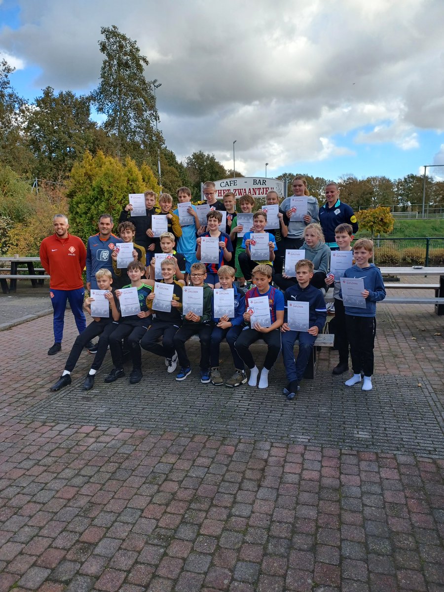 JanvanDriel2's tweet photo. Vandaag werden 23 leerlingen van de VOLTA school door de KNVB opgeleid als spelbegeleider/pupillenscheidsrechter. Binnenkort volgt er nog een tweede sessie. https://t.co/NnWdOMe328