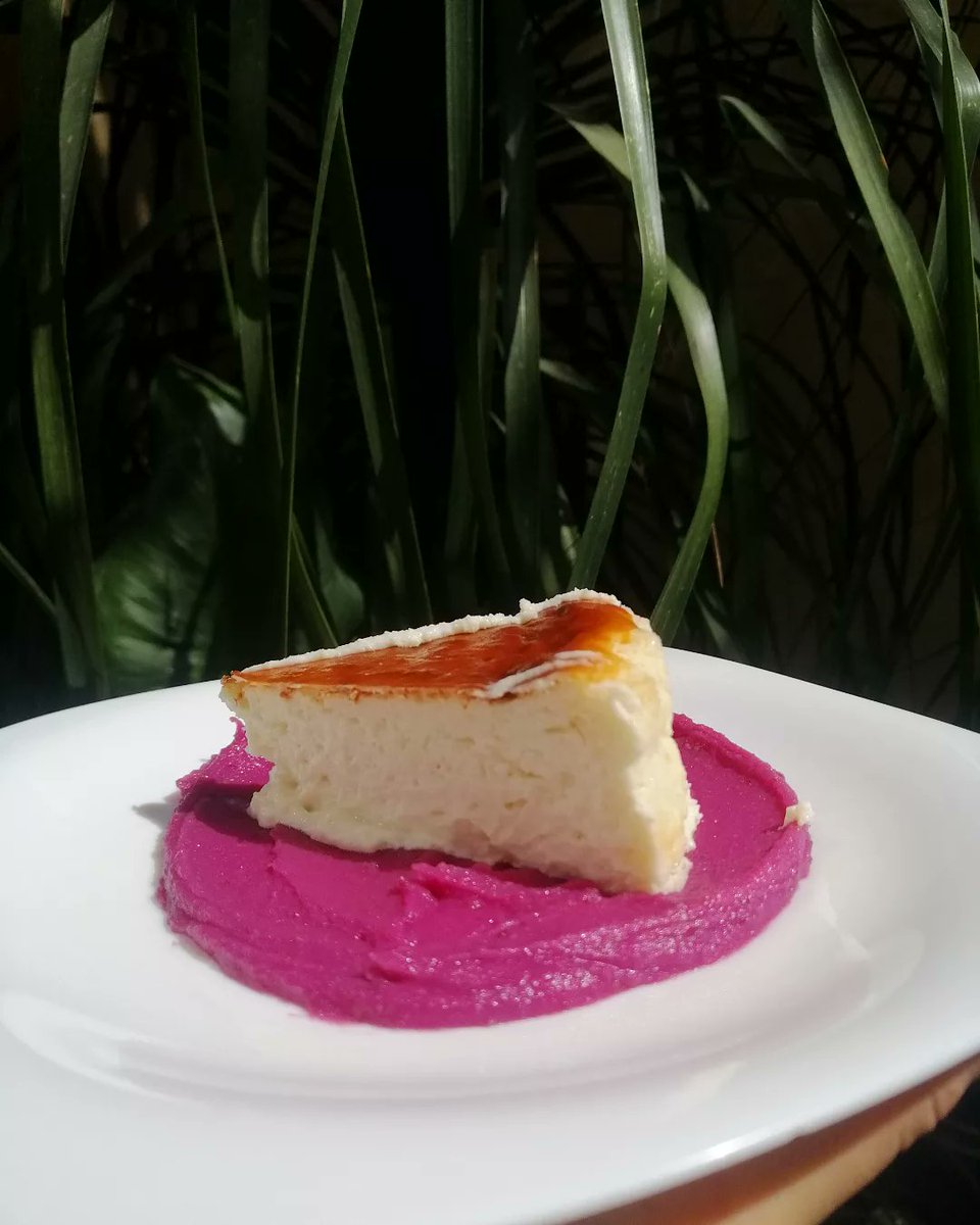 Estos días nos remiten a alimentos que nunca faltan en las ofrendas. 🏵️💀🍊🕯️
Y quisimos hacer un homenaje a través de este dulce de camote morado y guayaba rosa, acompañado de un postre que descubrimos hace poco y nos encantó: el chessecake vasco