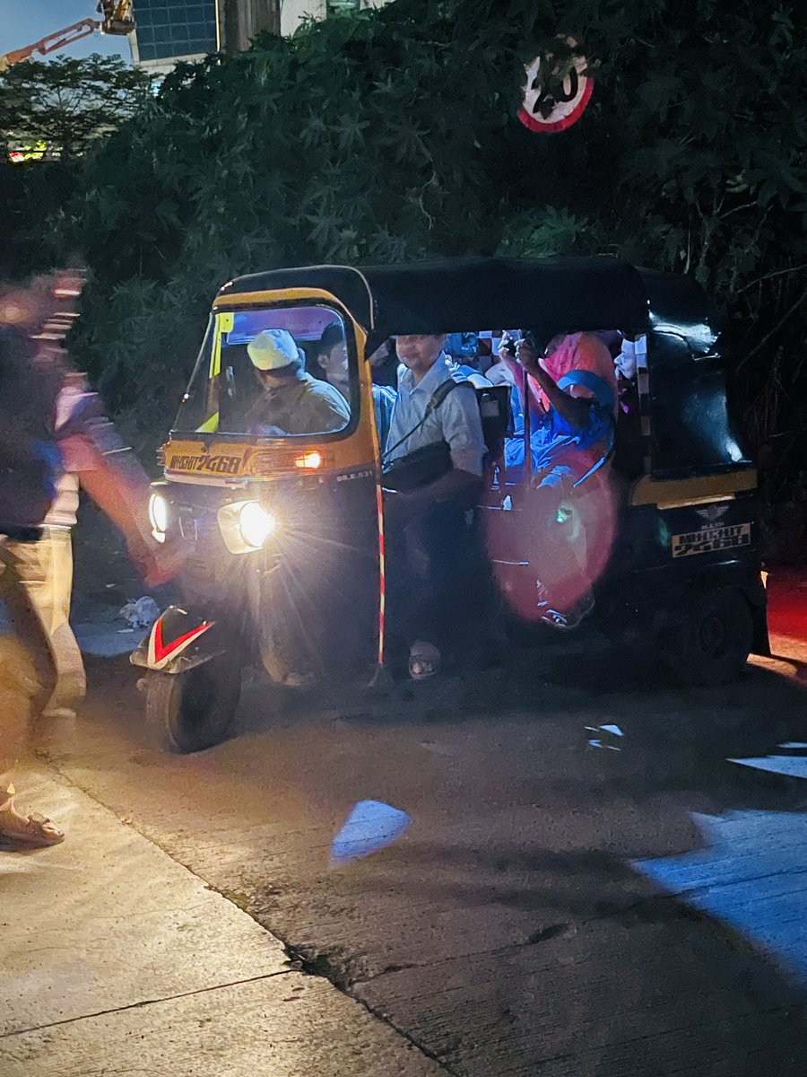 debjani9's tweet photo. On descending from JVLR, catching an auto to Aarey is another exhausting challenge. There must have been at least 6-7 ppl in this auto and still he was asking others to board. Where will they sit, on top of the auto? Other autos asked for ₹200 to go a distance that costs ₹100 https://t.co/719qVx8urc