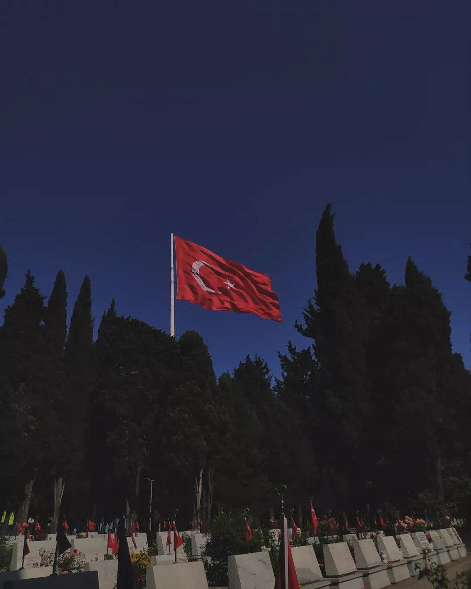 Düşün altındaki binlerce kefensiz yatanı...