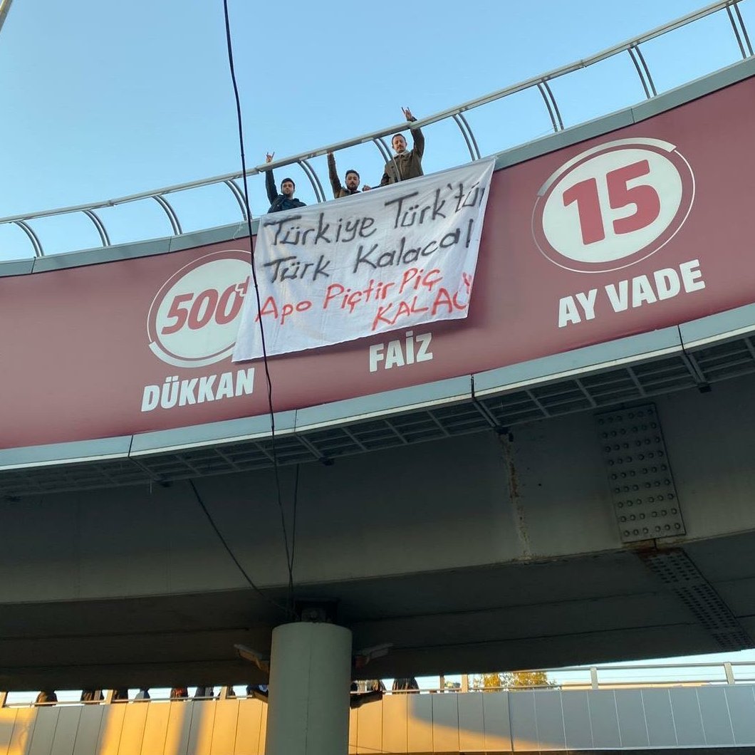 Ankara'da bir grup genç, Sıhhiye köprüsüne pankart astı: 

"Türkiye Türk'tür, Türk kalacak! Apo pi*tir, pi* kalacak."