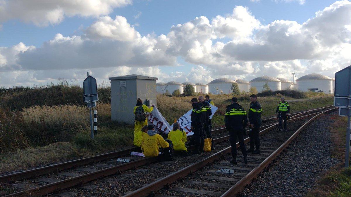 Die Polizei hat die Blockade des Kohlezugs aufgelöst. Alle Aktiven sind frei.

Aber die Aktionswoche hat erst begonnen! Kommt am Freitagabend um 19 Uhr ins Stapeltor nach Duisburg, und folgt uns für Updates zu Aktionen.♥️
#StillBurning