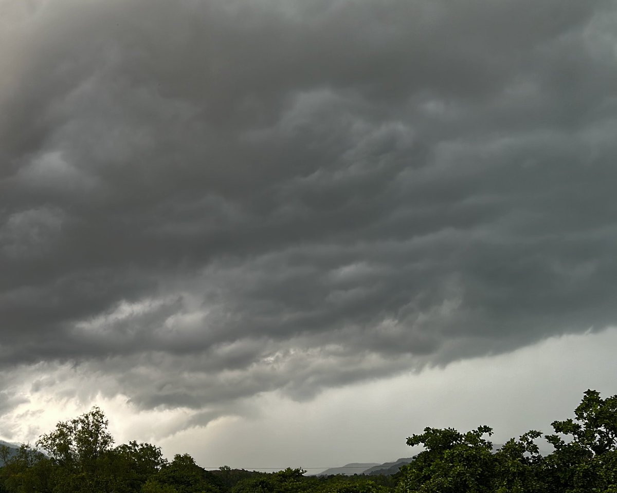 MoeenPangle's tweet photo. Strong evening t-storm lashed #Mahad #Poladpur #Chiplun in #Konkan probably farewell one.
@Hosalikar_KS @shetty_athreya @meet_abhijit 
#konkanpaus☔️ https://t.co/S0OUCg0qT8