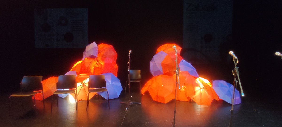 Dena prest Bilbon #bertsosaioespekulatiboa ri hasiera emateko <a href="/AzkunaZentroa/">Azkuna Zentroa - Alhóndiga Bilbao</a> <a href="/_consonni_/">consonni</a> @orrizuria @urien_ainhoa