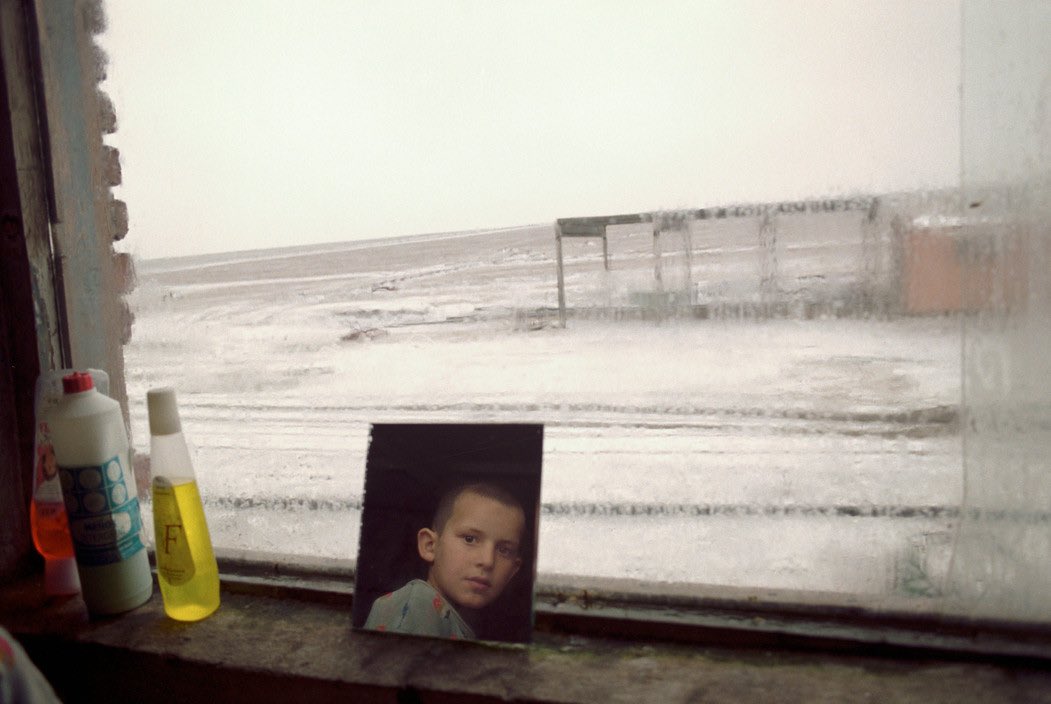 bir güzele 
güzelliğini söylemek isterdim 
aynalardan evvel 

📜Muzaffer Tayyip Uslu 

📷Thomas Dworzak