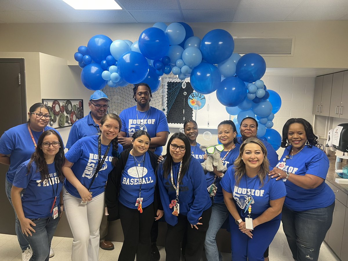 TraylorKappelle's tweet photo. The House of Trust kicks off the Battle of the Houses color war with a sea of blue snacks! 💙 #HouseOfTrust #ColorWars 🐘 @GoodmanES_AISD @WardLadon @minegonzo @MooreCounselor @franks_kesha https://t.co/sDyjRCiAs1