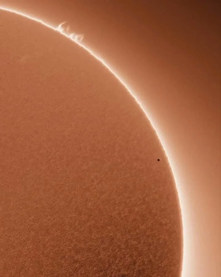 Jefersonnasa_'s tweet photo. 4.  El pequeño punto delante del Sol es en realidad Mercurio. https://t.co/Rorbz6EFlu