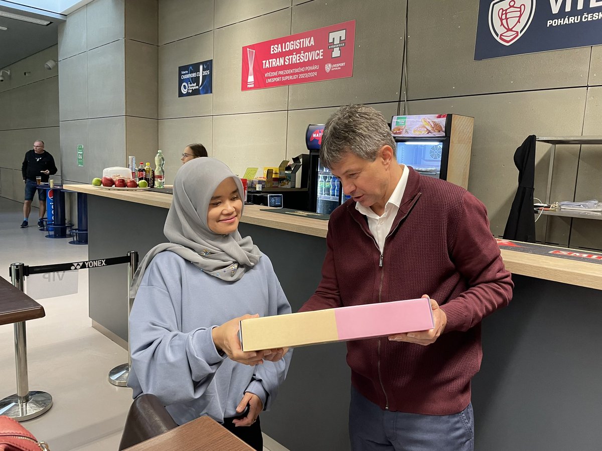 MYEmbPrague's tweet photo. H.E. Suzilah Mohd Sidek had the honor of presenting medals to the winners and runners-up of the women's singles at the Czech Open 2024 on October 20, 2024. At the tournament, Coach James Chua, led the Czech team to victory in the men's double. At the sidelines, Her Excellency met https://t.co/3wpN2MnK4q
