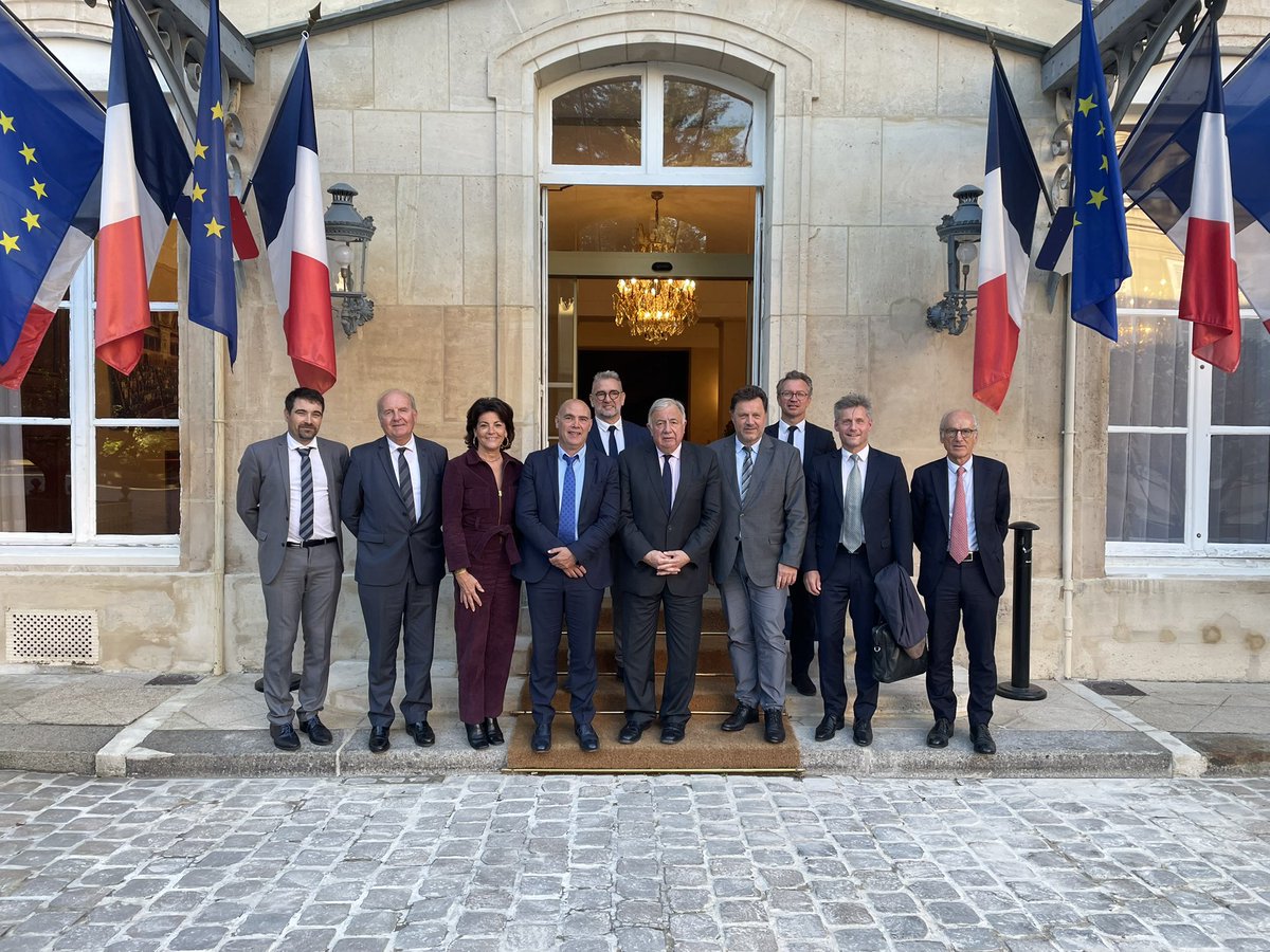 Avec le Président du <a href="/Senat/">Sénat</a> <a href="/gerard_larcher/">Gérard Larcher</a> et le Président du groupe Vigne Vin, nous avons reçu les acteurs de la filière cognac, armagnac, vins et spiritueux inquiets face aux sanctions douanières imposées par la Chine aux exportations françaises et européennes des boissons