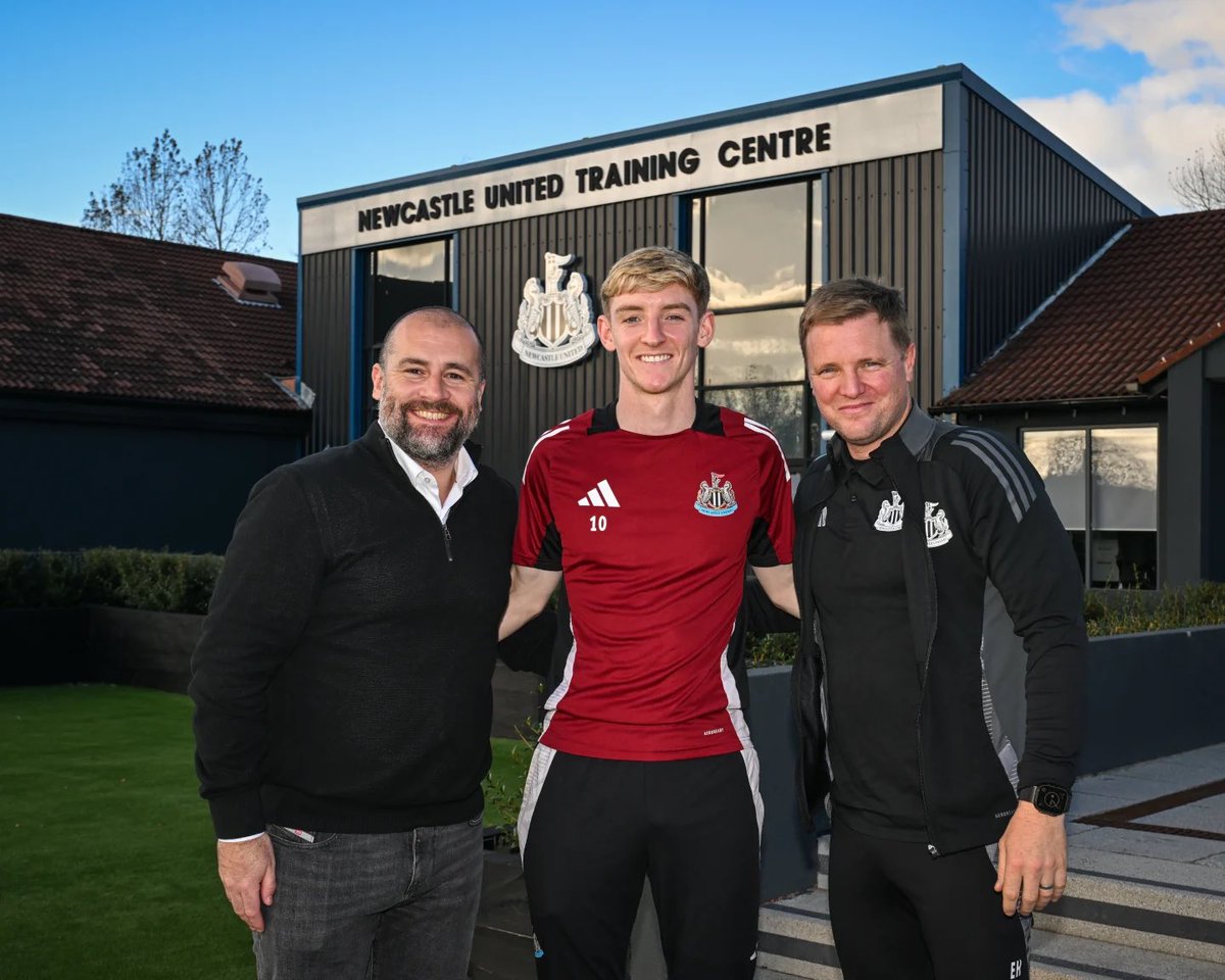 FabrizioRomano's tweet photo. ⚪️⚫️🔐 Anthony Gordon has signed new long term deal at Newcastle!

“I like living here, the team is very suited to me – and I’m here to win a trophy”.

“The short story is we need to win a trophy. Winning a trophy here would be unbelievable because the fans have waited so long”. https://t.co/mGh0pv2oB8