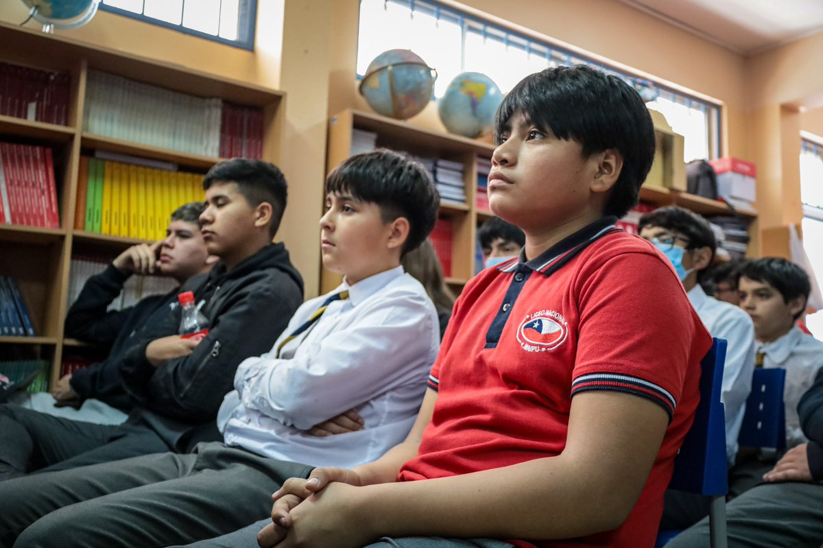 Taller Teórico de Agroecología junto a los estudiantes del Liceo Nacional de Maipú. Pudieron aprender técnicas para el manejo de invernaderos y el huerto ecológico que se instalará en el Liceo. Una iniciativa del Fondo Bloomberg Juventud y Acción Climática de <a href="/BloombergCities/">Bloomberg Cities</a> ♻️