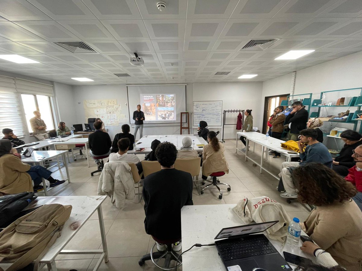mardinmimoda's tweet photo. Artuklu Üniversitesi Mimarlık Fakültesi öğrencileri ile buluştuk. Meslek odamızın görev,sorumluluk ve faaliyetlerine dair sunum düzenledik. Öğrenci-Oda ilişkisini güçlendirmeye yönelik değerlendirmelerde bulunduk.Bu imkanı sağlayan değerli hocalarımıza teşekkürlerimizi sunuyoruz. https://t.co/K3hnKgNVhc