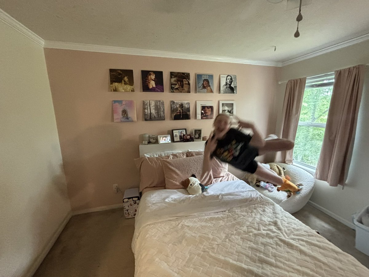 dmac8312's tweet image. Because, Jim….not only is my daughter a huge swiftie….but she could be your next wide receiver!!!  #fortheshoe