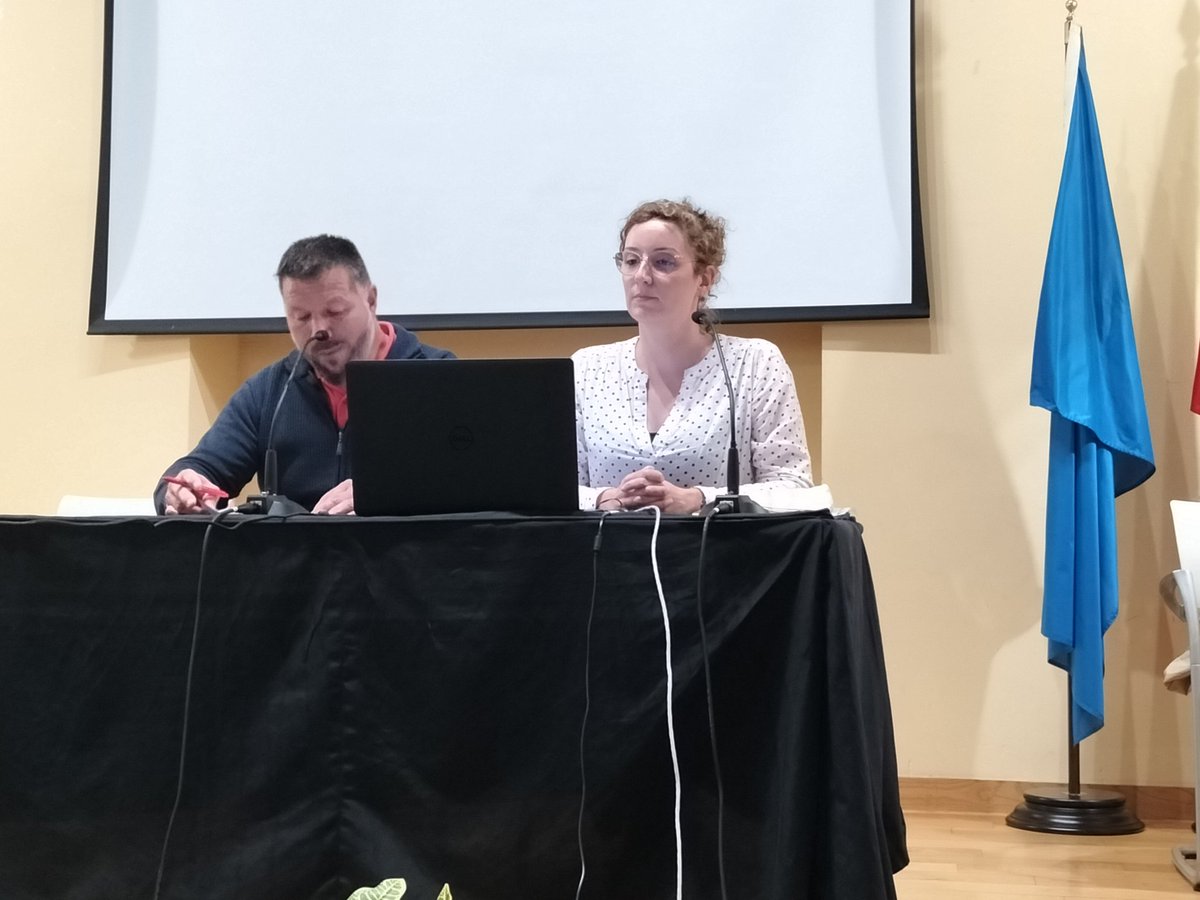 Agradecer al ayuntamiento su presencia. Las fisioterapeutas del área 2 activando a los participantes con un poco de ejercicio