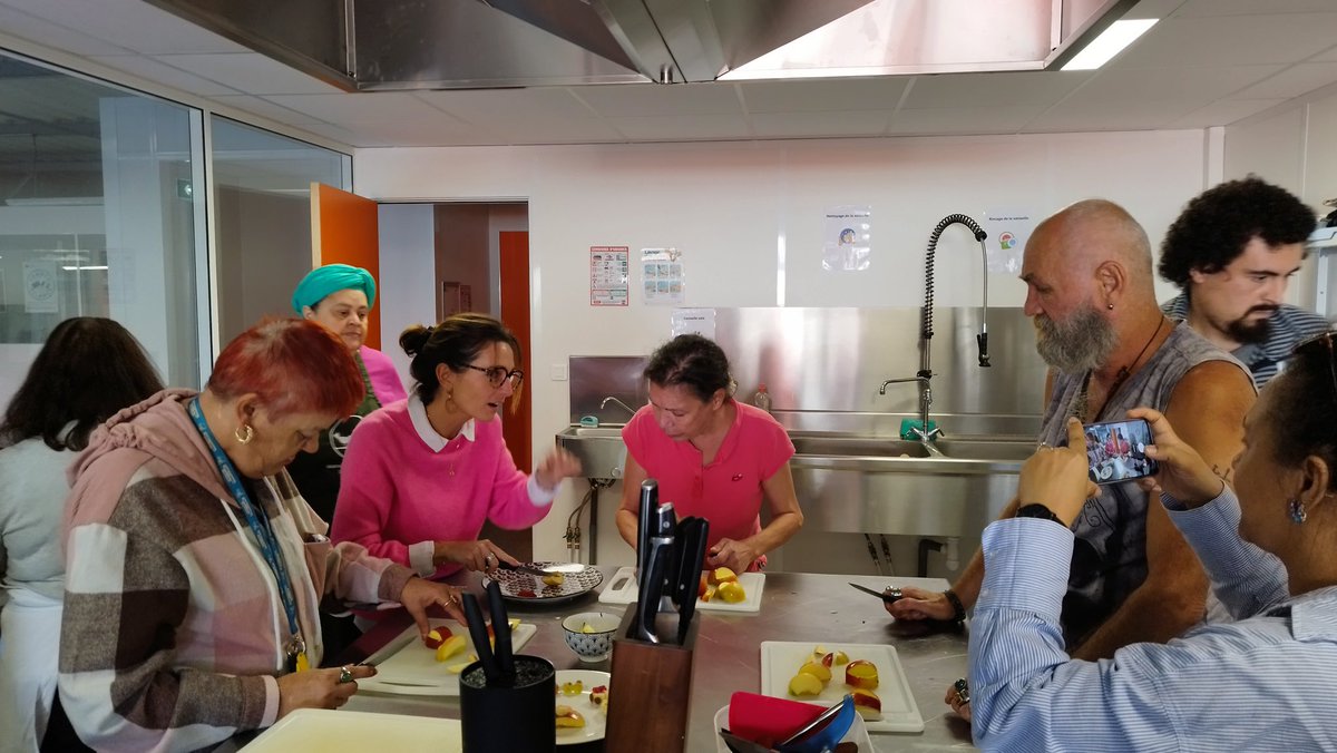 Atelier cuisine cet après midi à la BA51 avec les résidents du CHRS de l’armée du Salut. Au menu : tarte d’Halloween et fruits de saison customises.👍