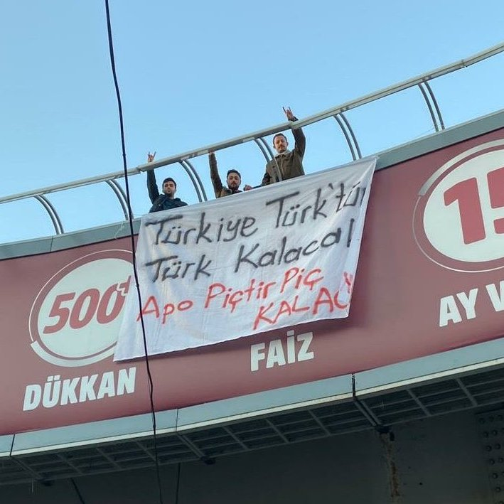 onedio's tweet photo. Ankara'da köprüye asılan pankart: 👇 https://t.co/kkGUWQUhxG